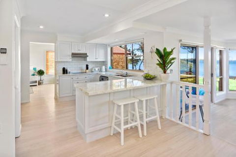 Adrift Retreat St. Georges Basin Waterfront Home - Accommodation Burleigh 2