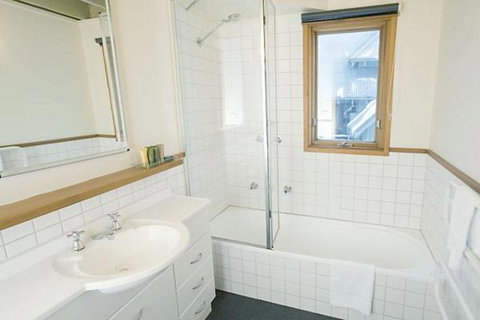Eagles Nest - Accommodation Burleigh 5