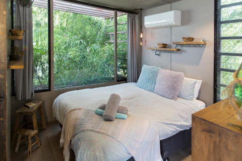Bills Boathouse - Accommodation Burleigh 2