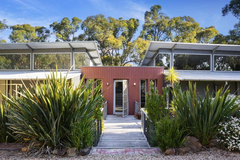The Bird House - Accommodation Burleigh 5