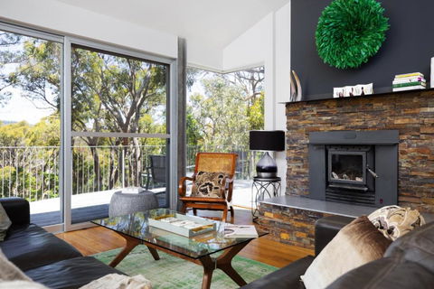 The Bird House - Accommodation Burleigh 4