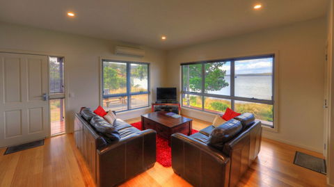 Tides Reach - Essentially Tas Dover - Accommodation Burleigh 5