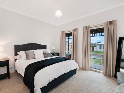 GUILDFORD COTTAGE - Accommodation Burleigh 5