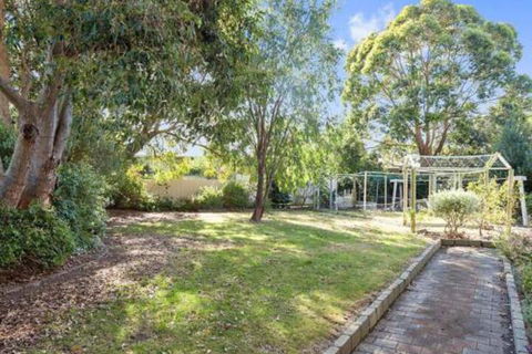 GUMS & ROSES Family Home In The Heart Of Town. - Accommodation Burleigh 0