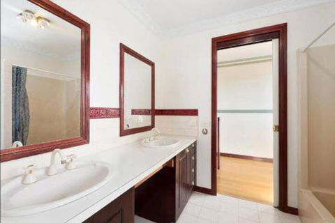 GUMS & ROSES Family Home In The Heart Of Town. - Accommodation Burleigh 3