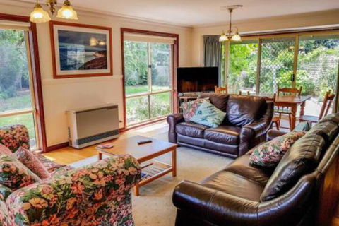 GUMS & ROSES Family Home In The Heart Of Town. - Accommodation Burleigh 4
