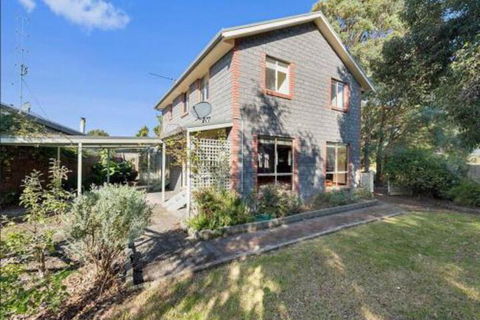 GUMS & ROSES Family Home In The Heart Of Town. - Accommodation Burleigh 6