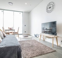 Home With Convenient Location Close to Traincbd - Accommodation Burleigh