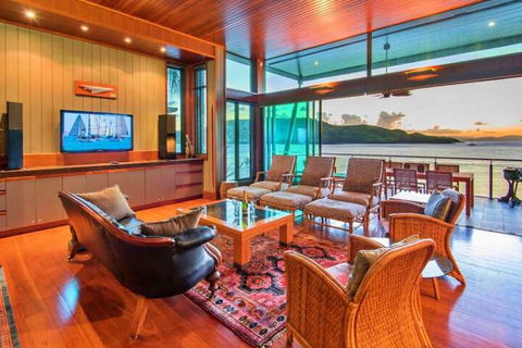Yacht Club 19 Bijou De Mer 2 Buggies - Accommodation Burleigh 7