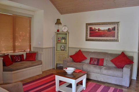 Autumn Affair Cottage 5 - Accommodation Burleigh 1