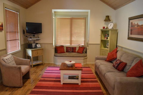 Autumn Affair Cottage 5 - Accommodation Burleigh 6