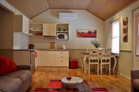 Autumn Affair Cottage 5 - Accommodation Burleigh 2