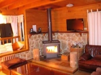 Alpine Stag Lodge House - Accommodation Burleigh 0