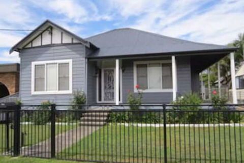 Aberdare Lodge - Accommodation Burleigh 0