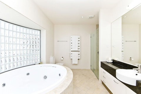 Whale View - Accommodation Burleigh 5