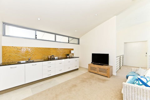 Whale View - Accommodation Burleigh 6