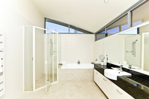 Whale View - Accommodation Burleigh 4