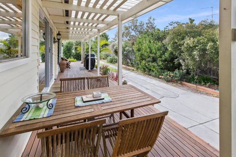 Sama Sama Walking Distance To Town & Water - Accommodation Burleigh 6