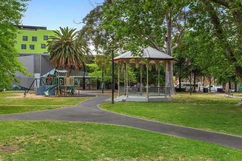GRATTAN A Premier Location & Modern Space - Accommodation Burleigh 7