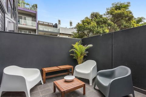 GRATTAN A Premier Location & Modern Space - Accommodation Burleigh 0