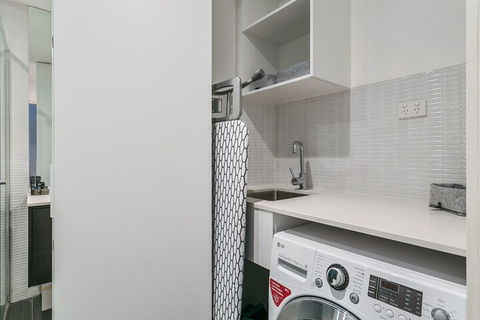 GRATTAN A Premier Location & Modern Space - Accommodation Burleigh 5