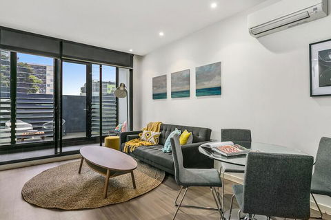 GRATTAN A Premier Location & Modern Space - Accommodation Burleigh 3