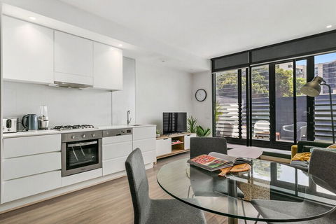 GRATTAN A Premier Location & Modern Space - Accommodation Burleigh 4