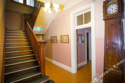 Abernethy House - Accommodation Burleigh 2