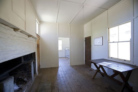 Brackens Hut - Accommodation Burleigh 3