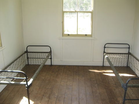 Brackens Hut - Accommodation Burleigh 2