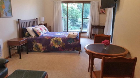 Beezneez B & B - Accommodation Burleigh 2