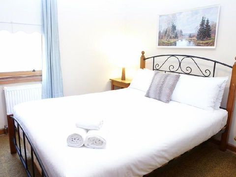 Amara Springs Guest House - Accommodation Burleigh 2