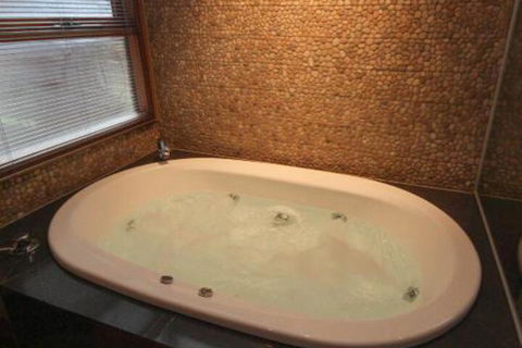 Indulge At Hepburn - Accommodation Burleigh 6
