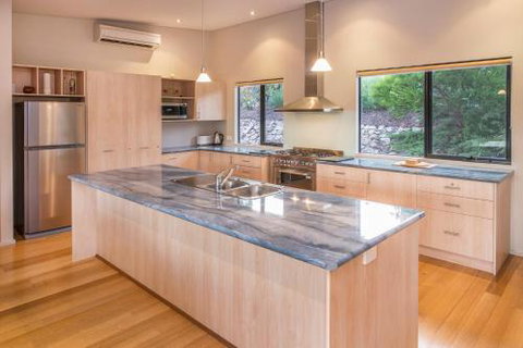 Caves Retreat - Accommodation Burleigh 4