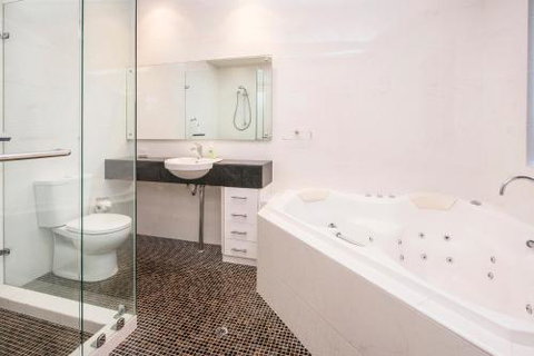 Caves Retreat - Accommodation Burleigh 5