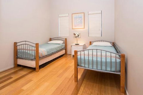 Caves Retreat - Accommodation Burleigh 6