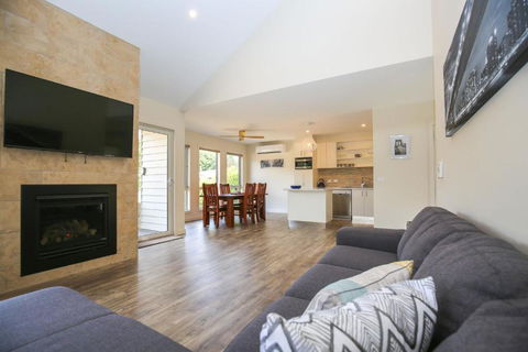 Amber Mist Villa Two - Accommodation Burleigh 1
