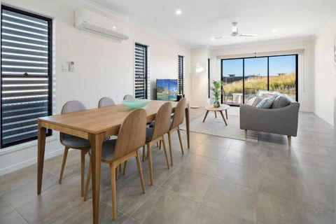 DAYDREAMING Airlie Beach Water Views & Only 200m To Boardwalk. - Accommodation Burleigh 5