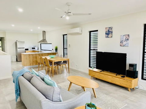 DAYDREAMING Airlie Beach Water Views & Only 200m To Boardwalk. - Accommodation Burleigh 1