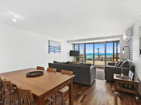 APARTMENT 12 PACIFIC APARTMENTS Across From The Pier - Accommodation Burleigh 4