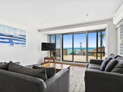 APARTMENT 12 PACIFIC APARTMENTS Across From The Pier - Accommodation Burleigh 2