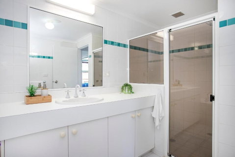 Ocean Breeze Fathoms 3 - Accommodation Burleigh 1