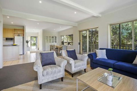 APOLLO BAY HOLIDAY HOUSE Walk To Beach + Wifi - Accommodation Burleigh 4