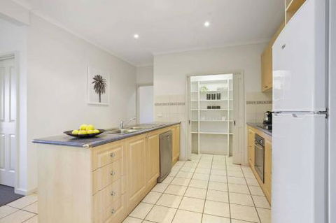 APOLLO BAY HOLIDAY HOUSE Walk To Beach + Wifi - Accommodation Burleigh 3