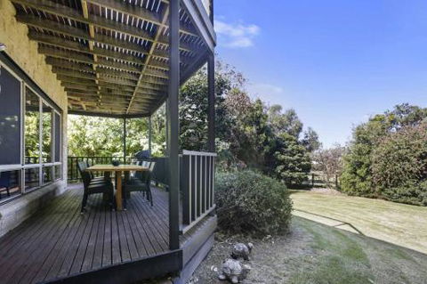 APOLLO BAY HOLIDAY HOUSE Walk To Beach + Wifi - Accommodation Burleigh 0