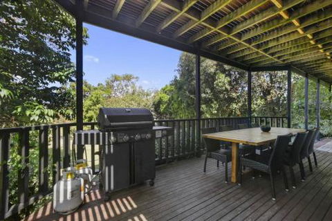APOLLO BAY HOLIDAY HOUSE Walk To Beach + Wifi - Accommodation Burleigh 6