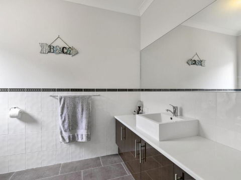 THE LOCH SURFSIDE WIFI NETFLIX PET FRIENDLY (OUTSIDE ONLY) - Accommodation Burleigh 5