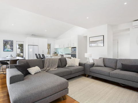 YOU ME & THE SEA BLAIRGOWRIE - Accommodation Burleigh 3