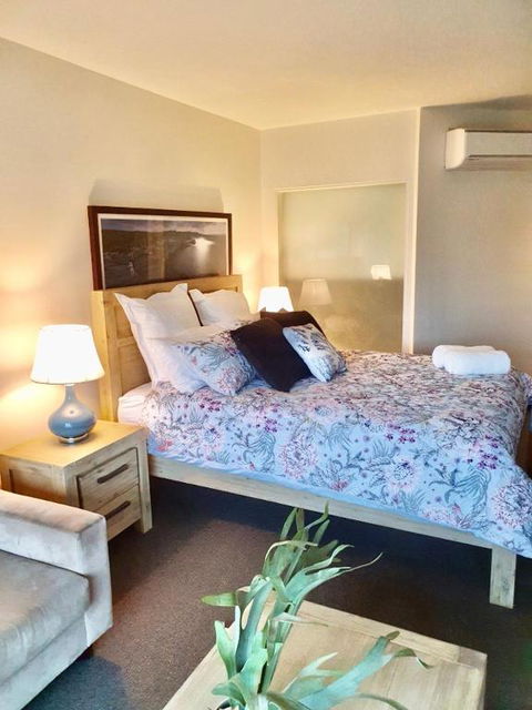 FAMILY ISLAND GETAWAY BEACHFRONT APARTMENT - Accommodation Burleigh 1