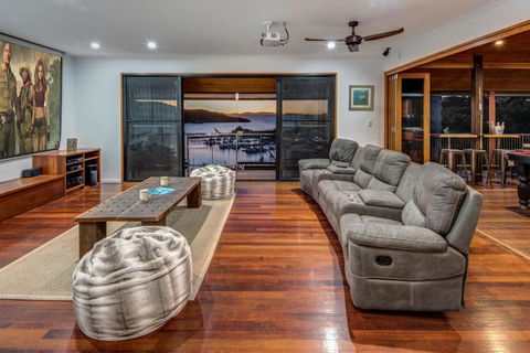 Uisce Luxury Holiday House With Jacuzzi Pool Table Cinema Premium Foxtel & Two Buggies - Accommodation Burleigh 6